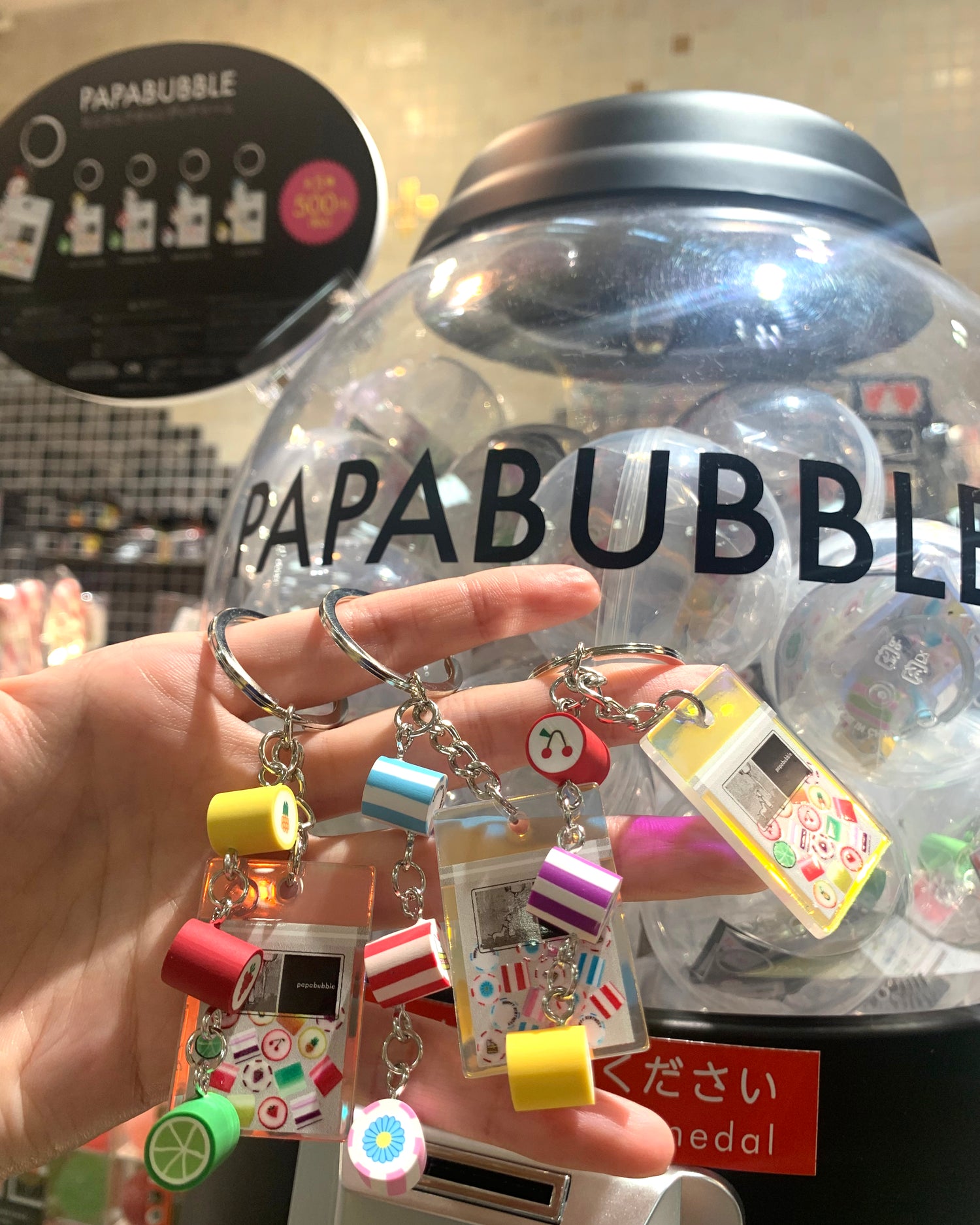 “ワクワク”の定番 カプセルトイを、全国のPAPABUBBLEに拡大展開　PAPABUBBLEのキャンディチャームカプセルトイ 2月4日より全店舗にて導入開始